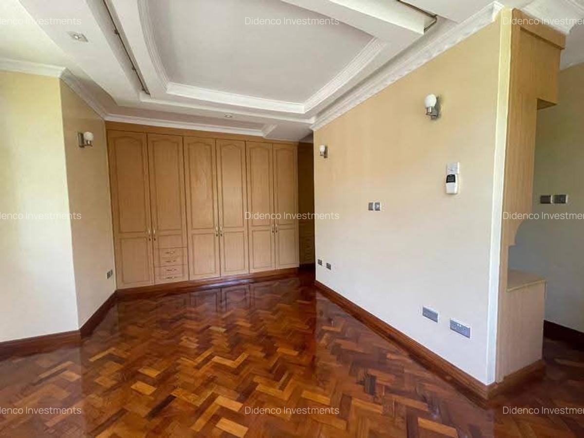 5 Bed Townhouse with En Suite at Lavington Rd - 4