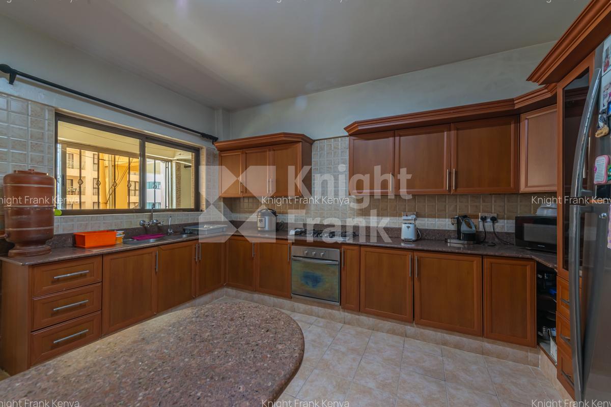 4 Bed Apartment with En Suite at Wood Avenue - 3