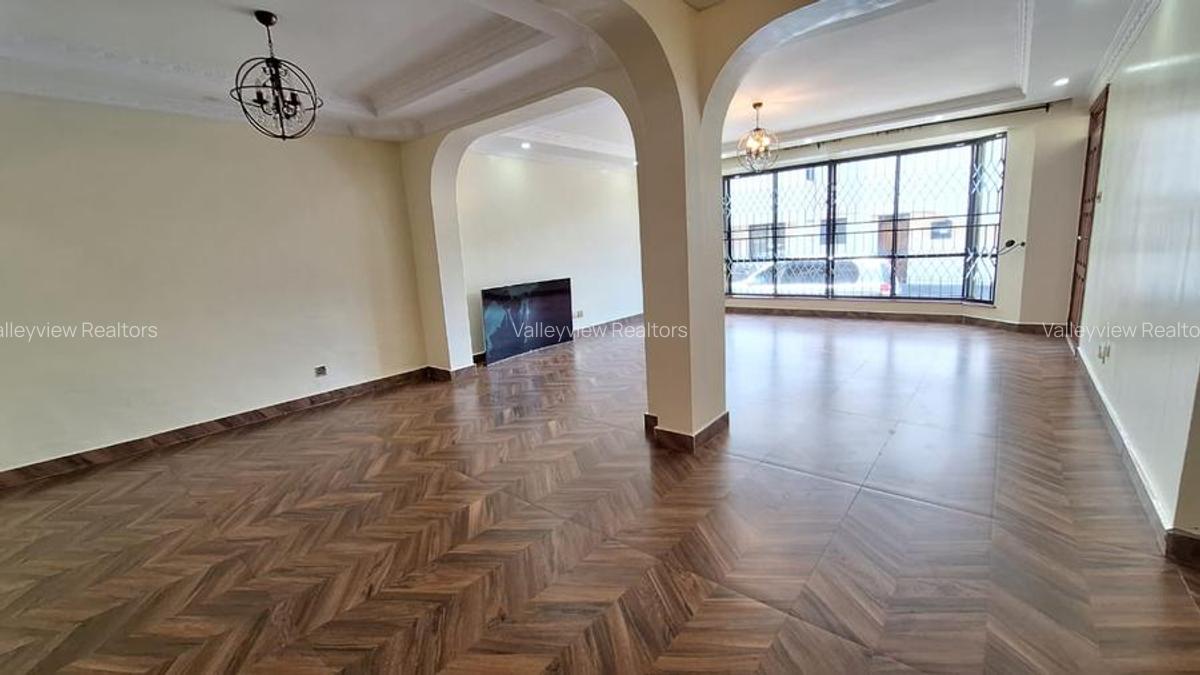 4 Bed Townhouse with En Suite at Lavington - 2