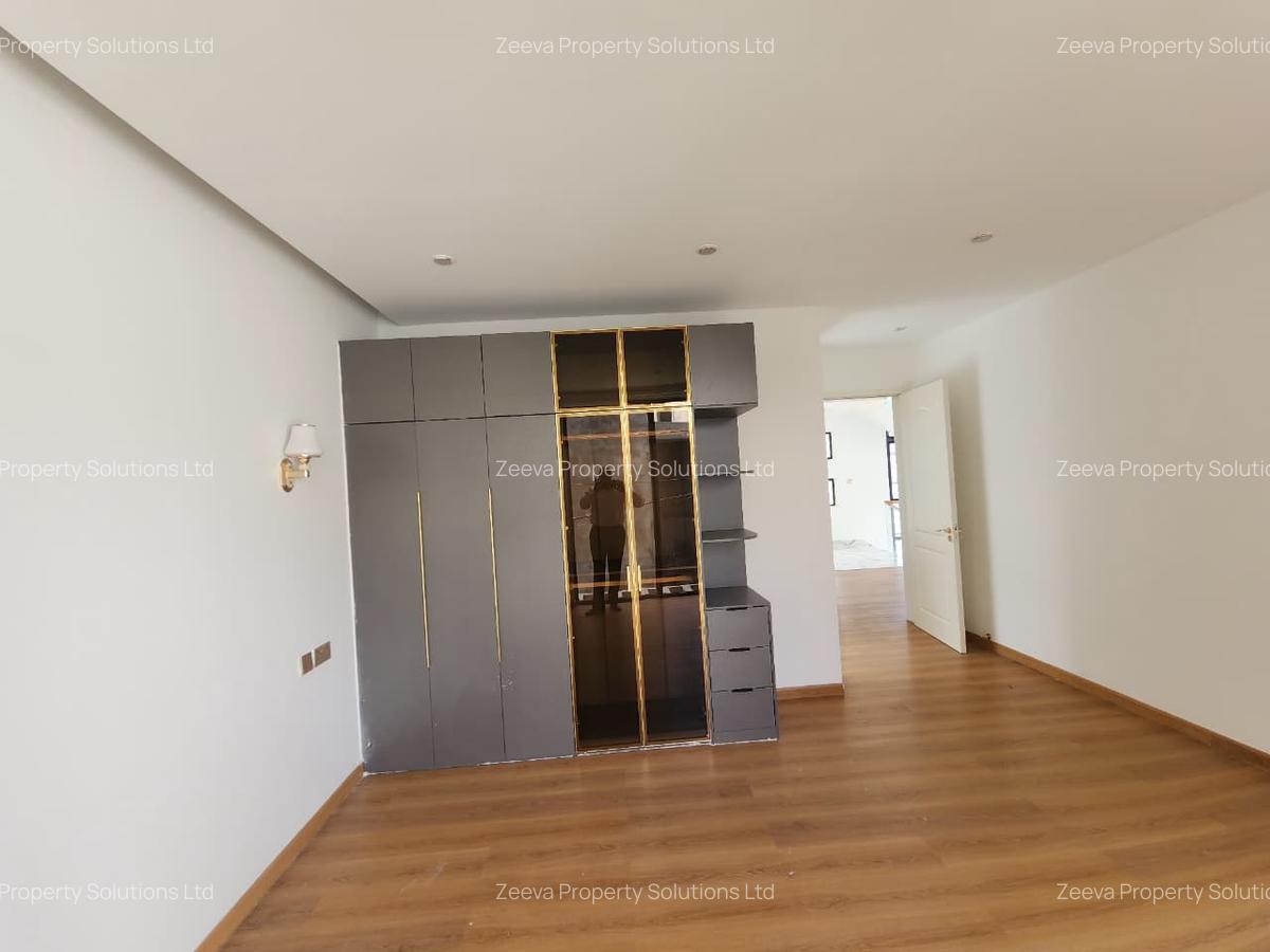 5 Bed House with En Suite in Lavington - 7