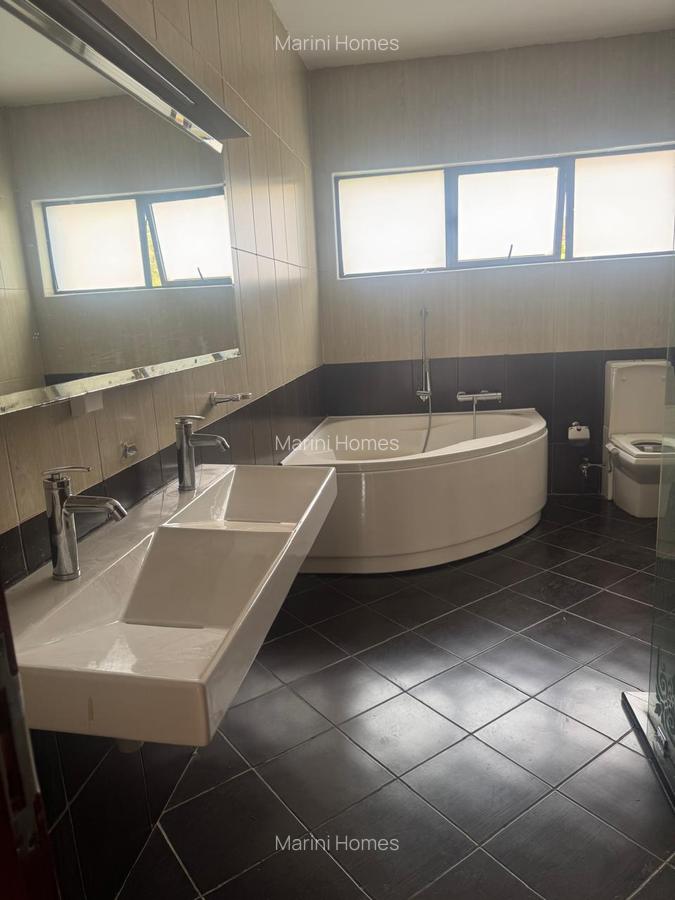 5 Bed Townhouse with En Suite in Brookside - 12