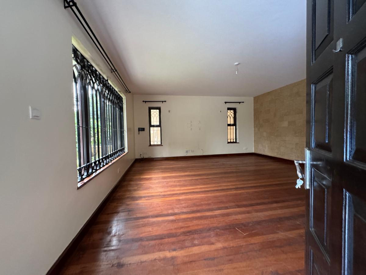 5 Bed Townhouse with En Suite in Lavington - 12