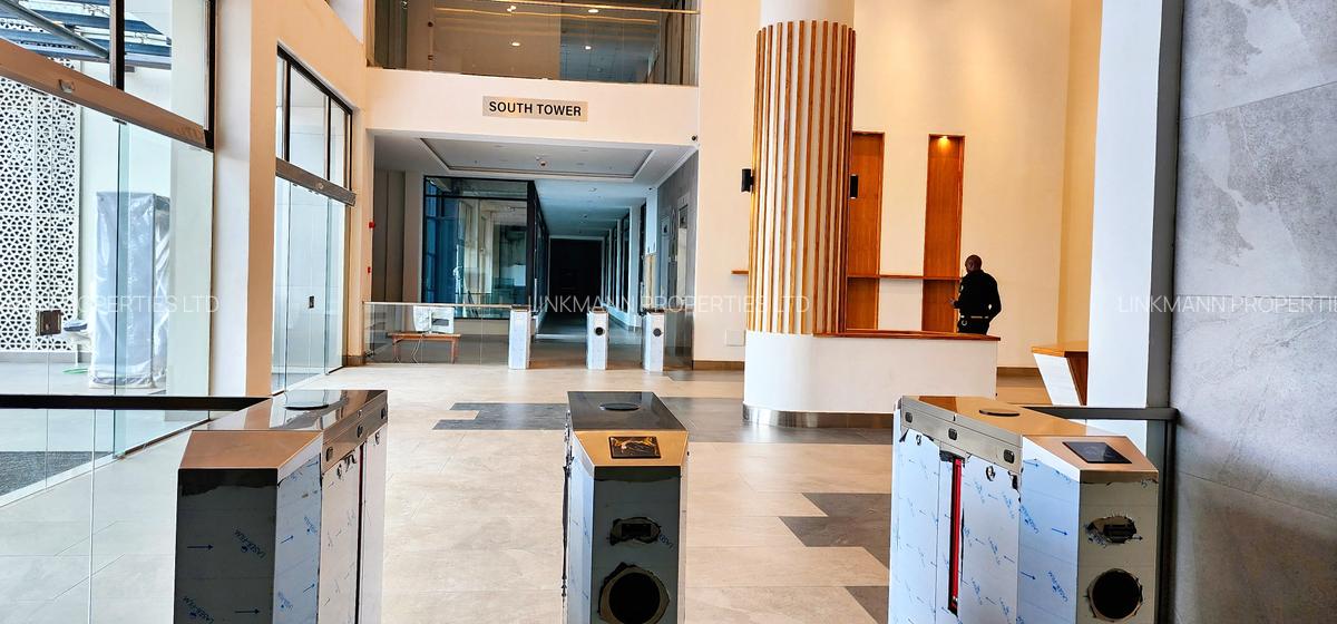 4,000 ft² Office with Service Charge Included in Riverside - 11