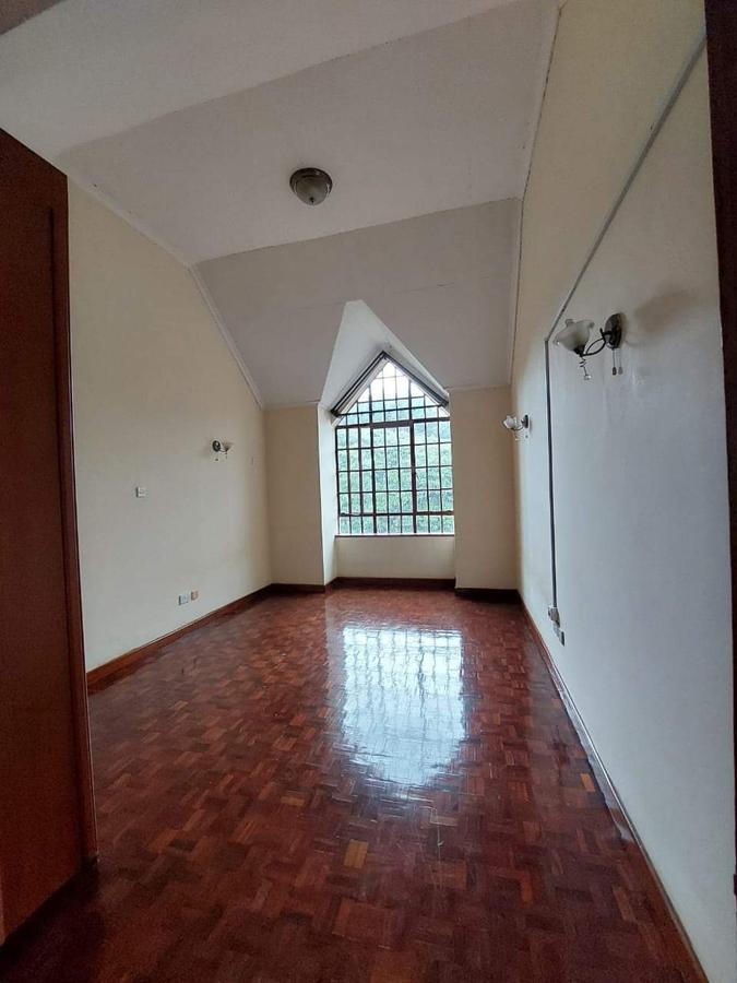 5 Bed Townhouse with En Suite at Lavington - 4