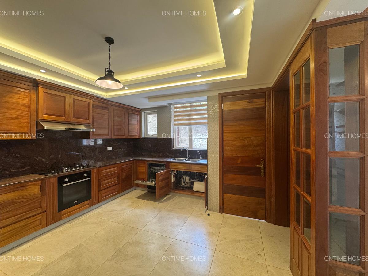 5 Bed Townhouse with En Suite at Lavington - 9