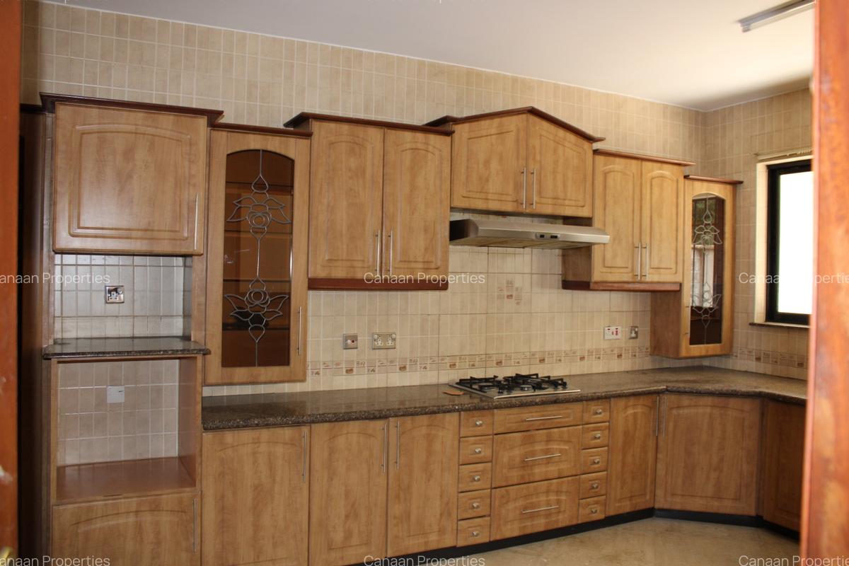 4 Bed Villa with En Suite in Westlands Area - 10