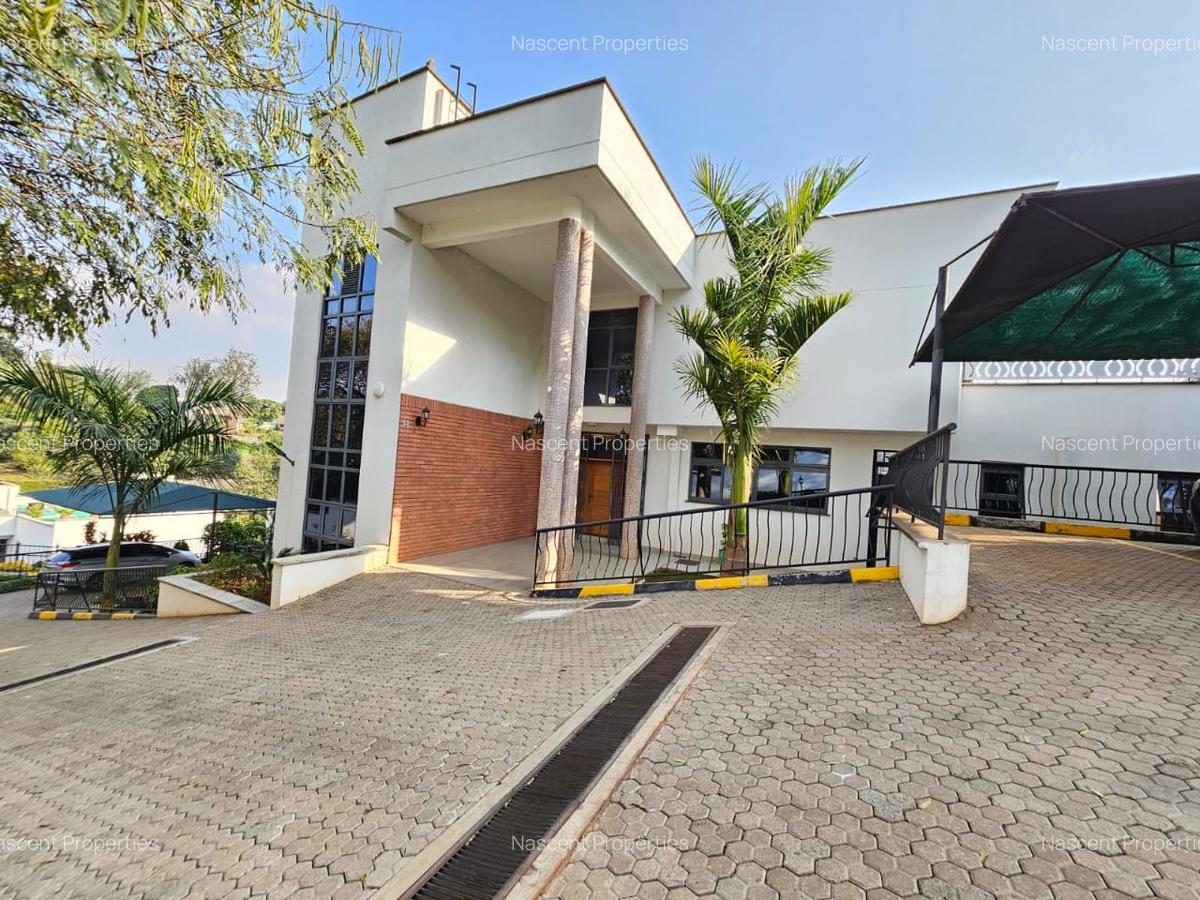 7 Bed House with En Suite in Nyari - 1