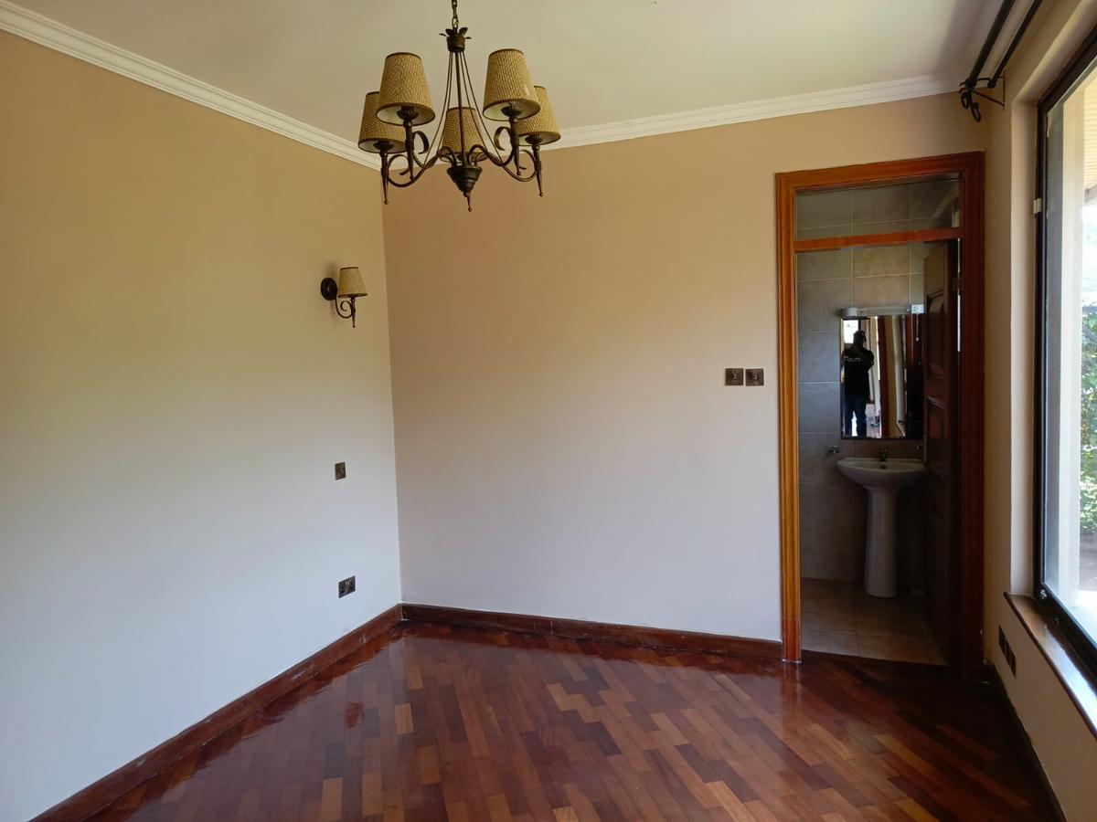 4 Bed House with En Suite in Ridgeways - 11