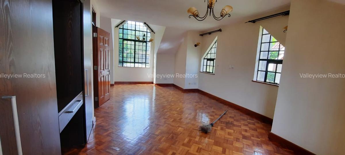 4 Bed Townhouse with En Suite at Lavington - 19
