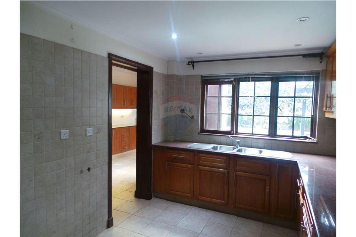 4 Bed Townhouse with En Suite in Westlands Area - 16