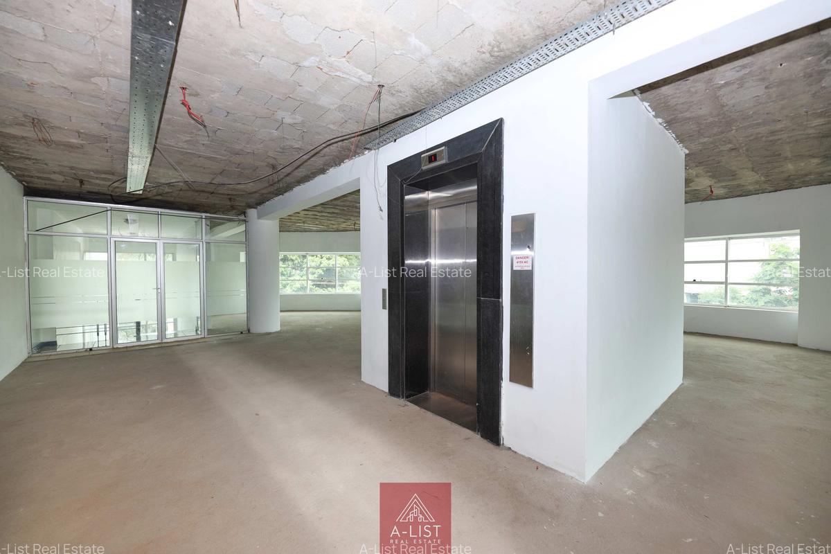 6,162 ft² Commercial Property with Service Charge Included at Woodvale Close - 12