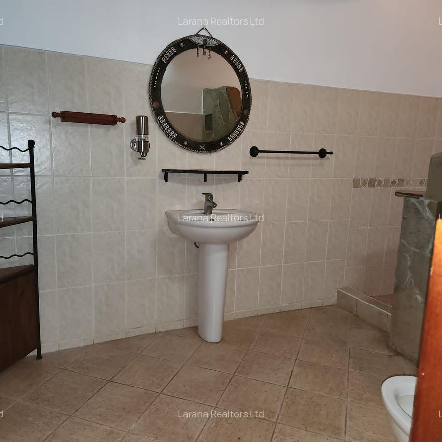 5 Bed House with En Suite at Hardy - 10