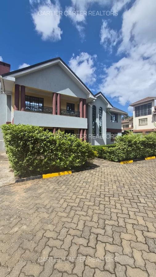 5 Bed House with En Suite in Garden Estate - 1