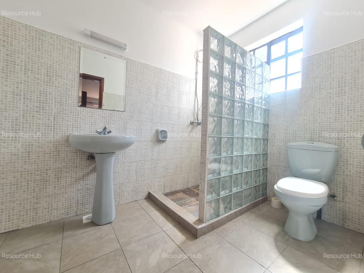 4 Bed House with En Suite at Bomas - 20