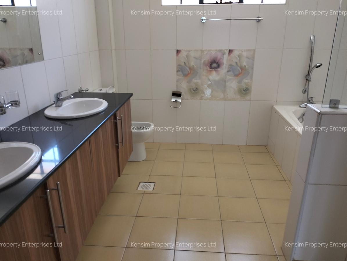 4 Bed Townhouse with En Suite in Kitisuru - 17