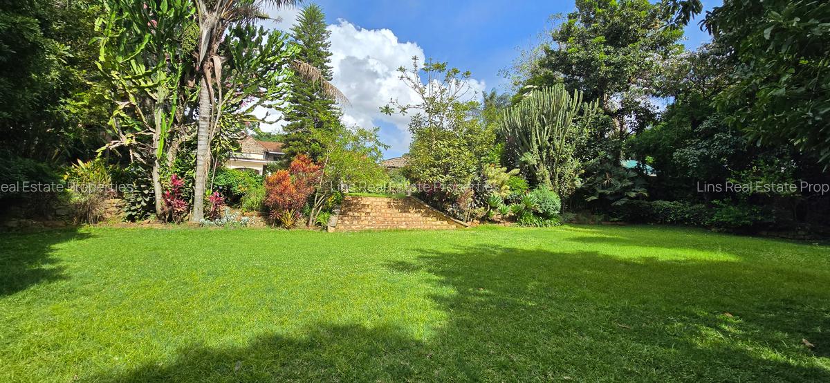 6 Bed House with En Suite in Lavington - 9