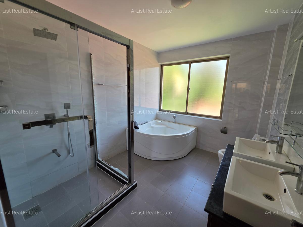 5 Bed Villa with En Suite at Chalbi Road - 6