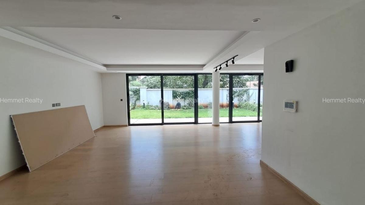 5 Bed Townhouse with En Suite in Lavington - 4