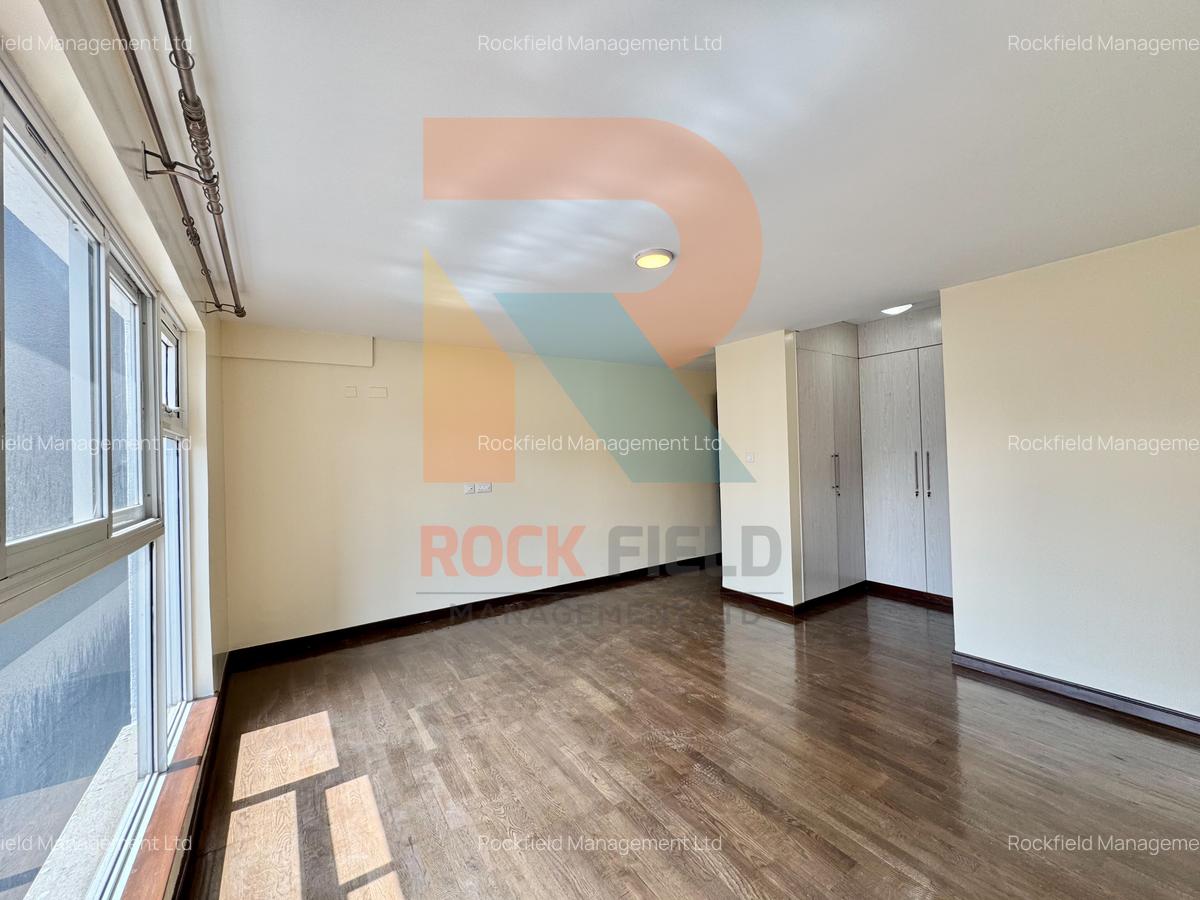 3 Bed Apartment with En Suite in Riverside - 16