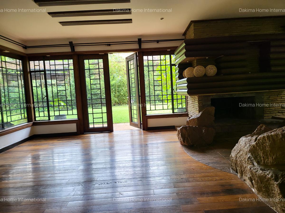 4 Bed Townhouse with En Suite in Lake View - 3