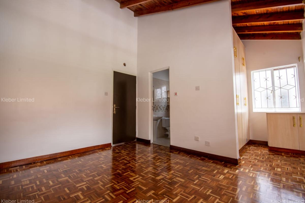 4 Bed House with En Suite in Lavington - 6