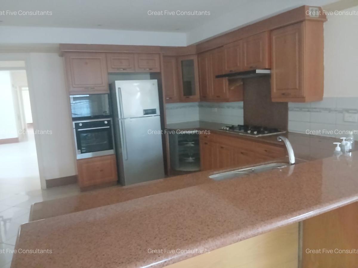 5 Bed Villa with En Suite in Rosslyn - 8