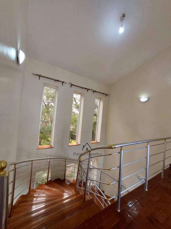 5 Bed House with En Suite in Lavington - 2