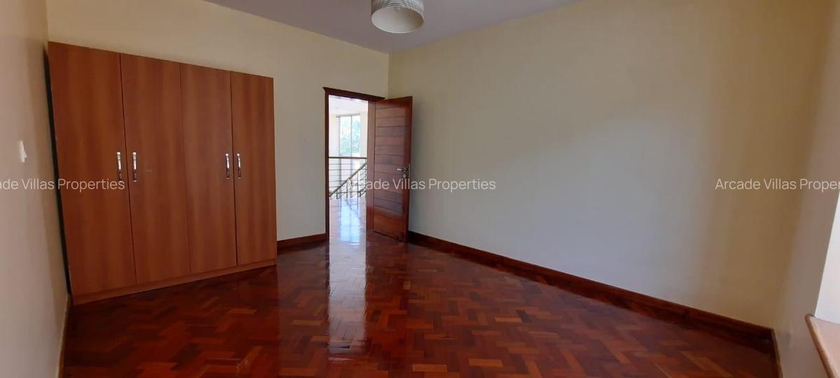 4 Bed Townhouse with En Suite at Lavington - 5