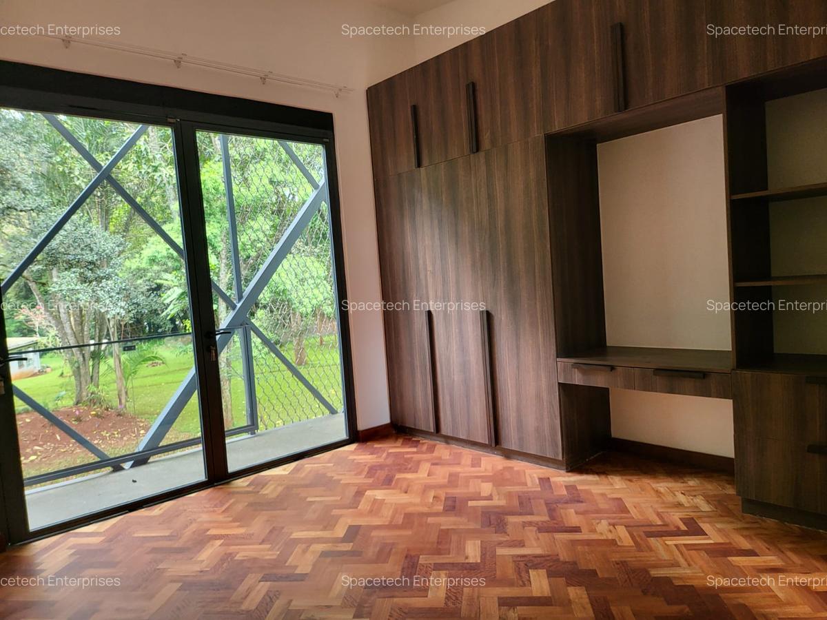 4 Bed Townhouse with En Suite in Lake View - 18