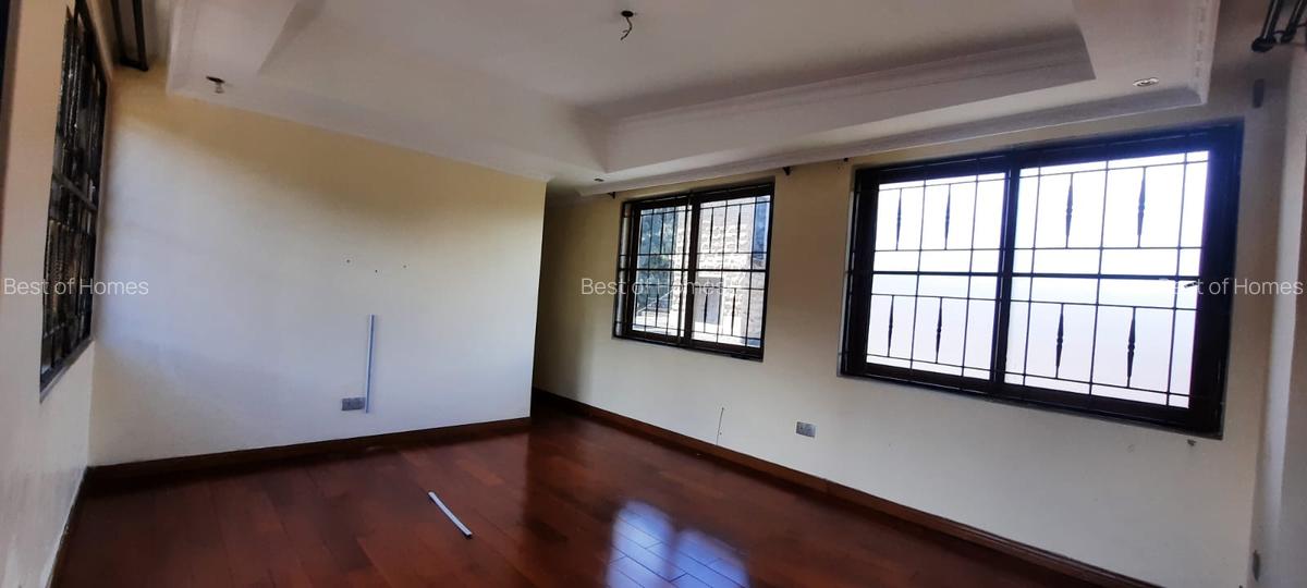 5 Bed Townhouse with En Suite in Lavington - 3