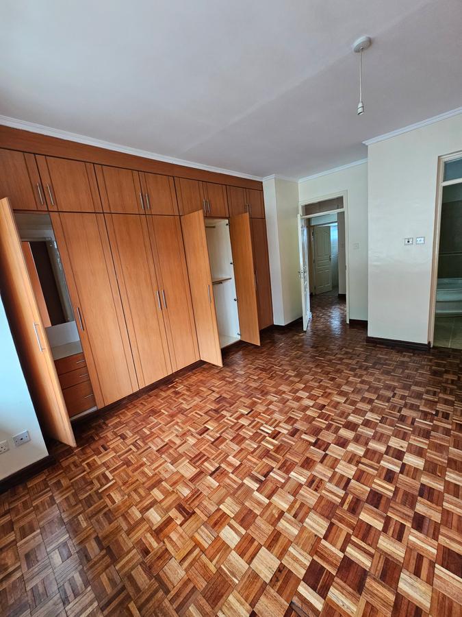 3 Bed Apartment with En Suite at Lavington - 16