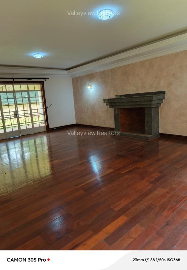 4 Bed Townhouse with En Suite at Lavington - 10