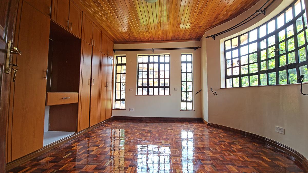 5 Bed House with En Suite in Lavington - 16