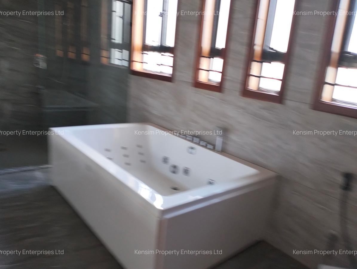 6 Bed Townhouse with En Suite in Lavington - 2