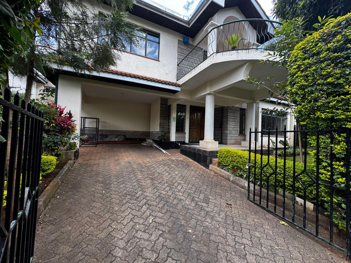 4 Bed Townhouse with En Suite in Brookside - 17