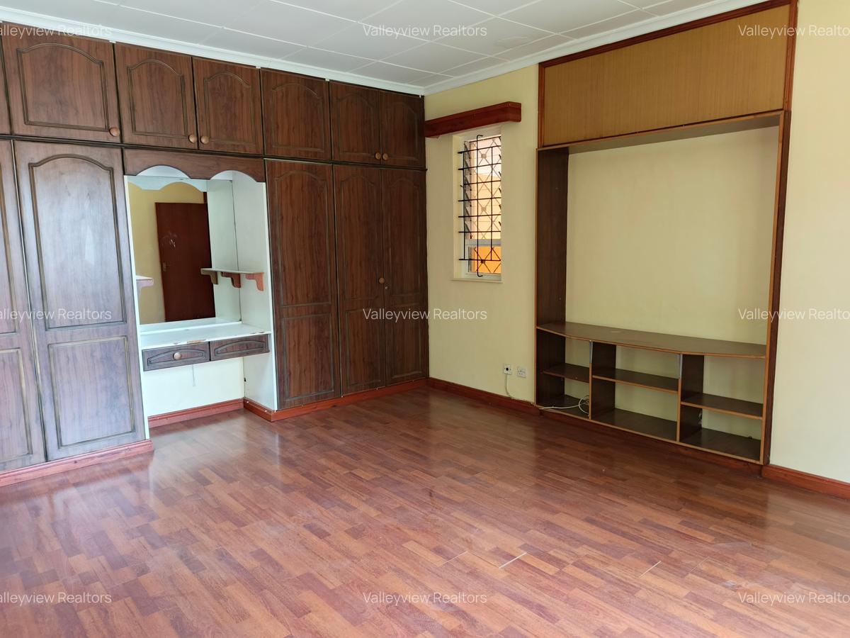 5 Bed House with En Suite at Lavington - 20