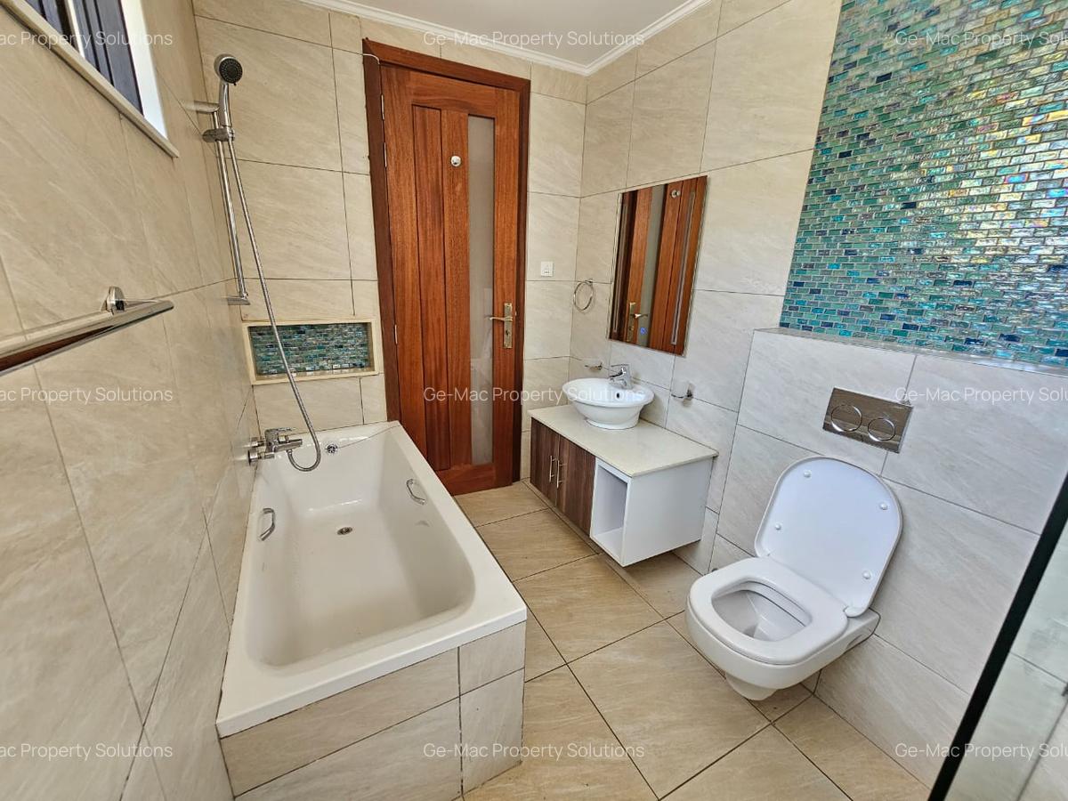 5 Bed House with En Suite in Lavington - 15