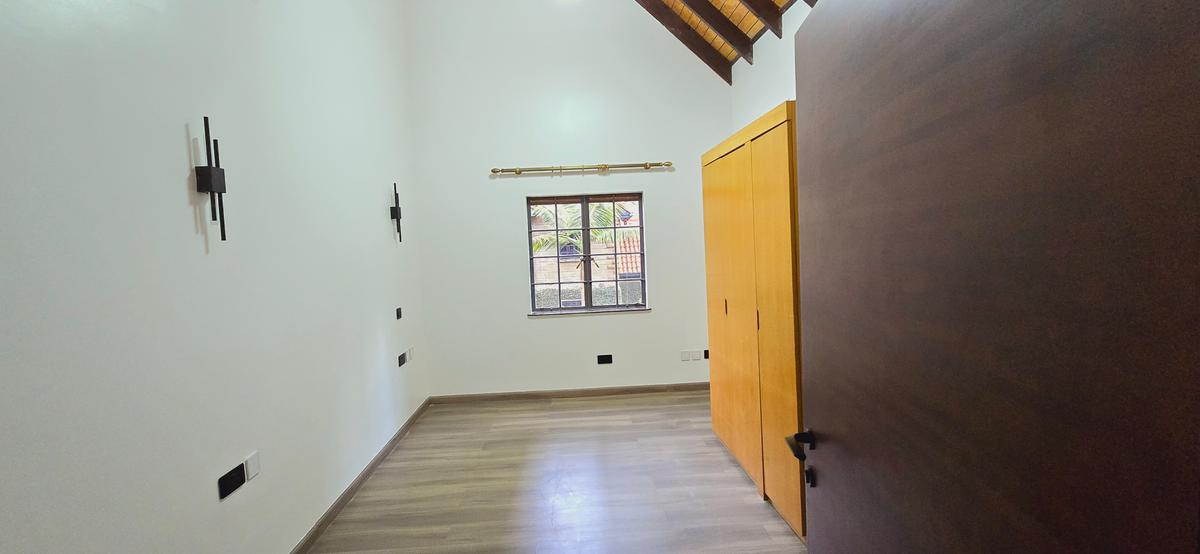 4 Bed Villa with En Suite at Othaya Road - 20