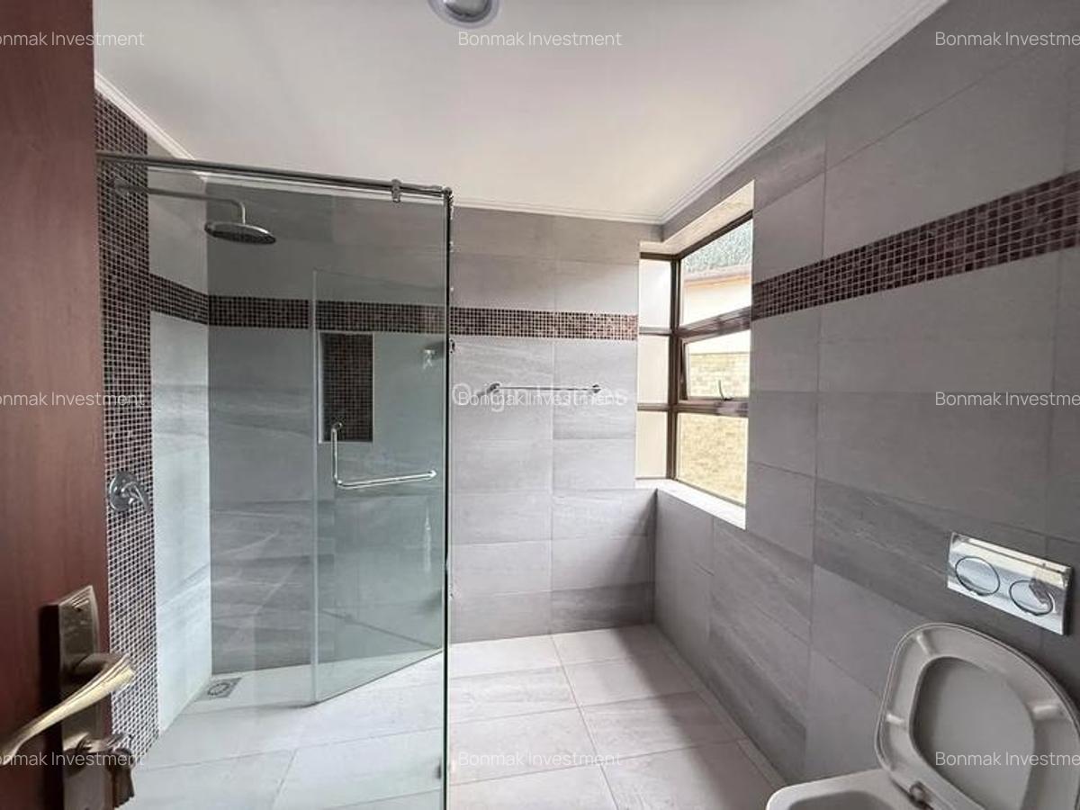 5 Bed Townhouse with En Suite at Lavington Green - 16