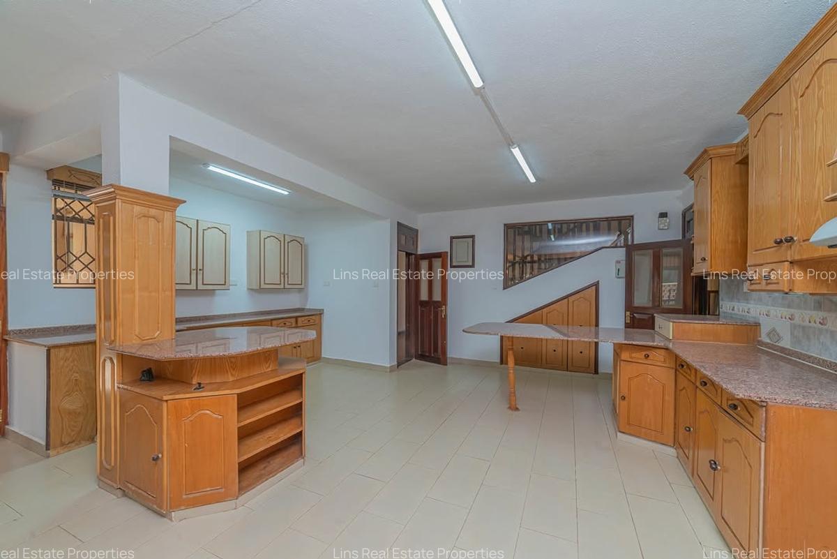 5 Bed House with En Suite in Runda - 8