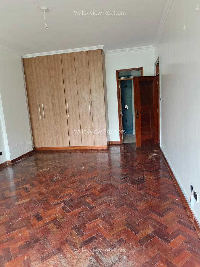 5 Bed Townhouse with En Suite at Lavington - 19