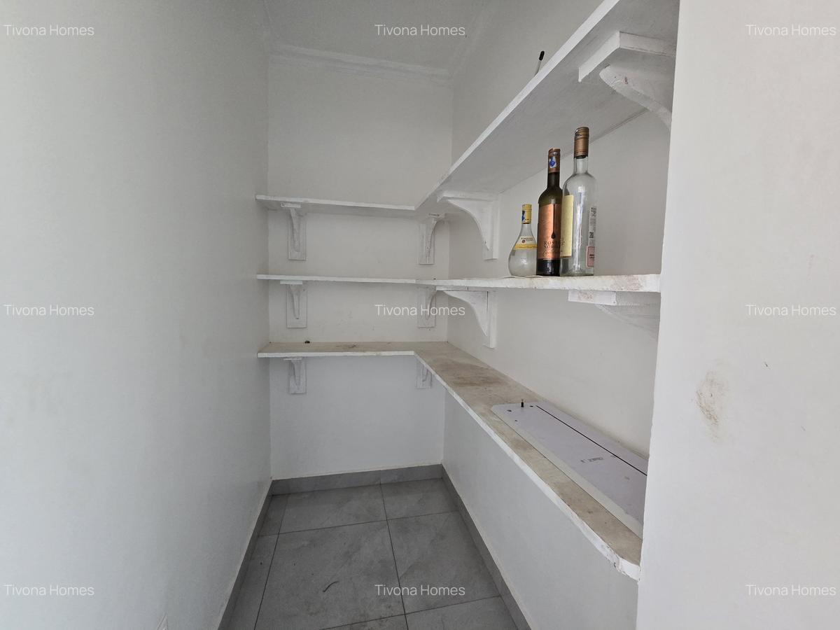 4 Bed House with En Suite in Membley - 10