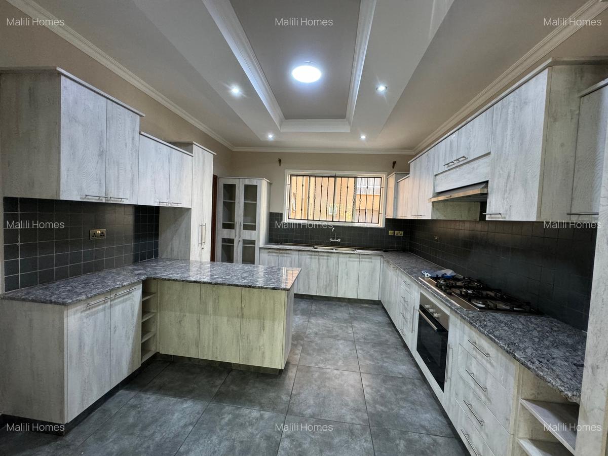 3 Bed Apartment in Riverside - 3