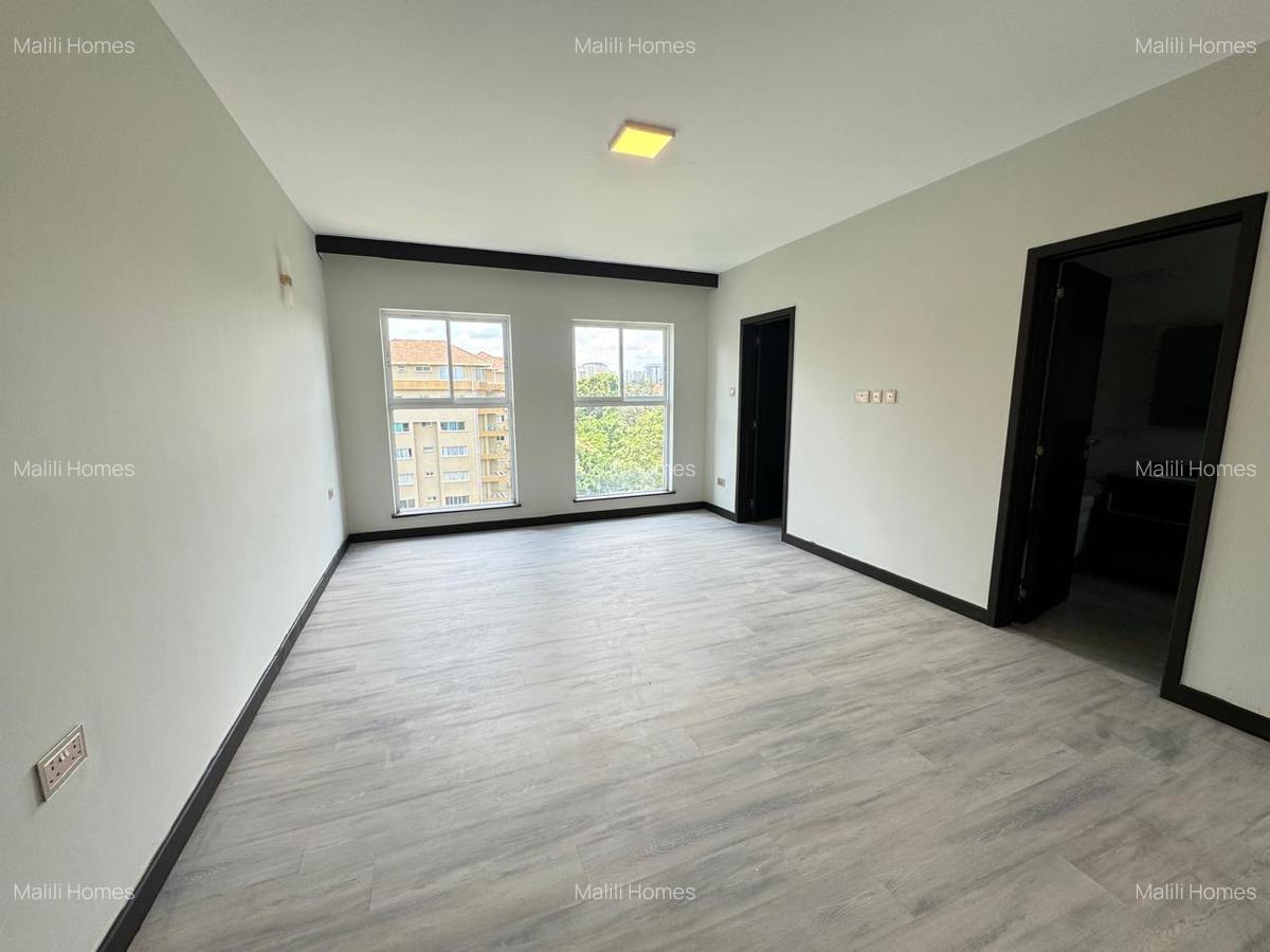 3 Bed Apartment in Riverside - 3