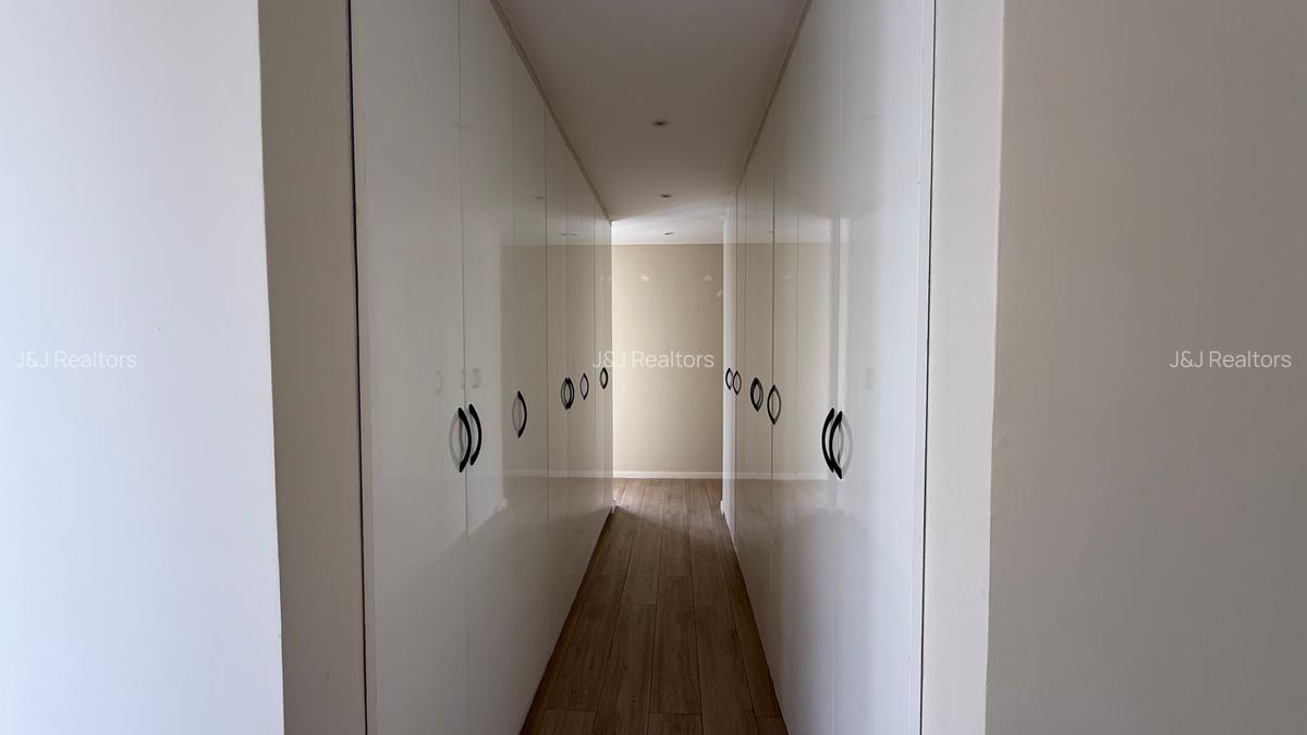 4 Bed Apartment with En Suite in Riverside - 16