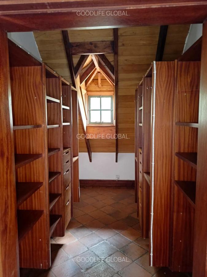 4 Bed House with En Suite at Ridgeways - 16