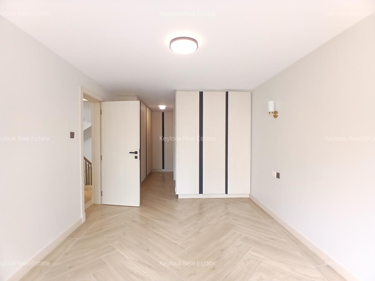 6 Bed Townhouse with En Suite at Lavington - 16