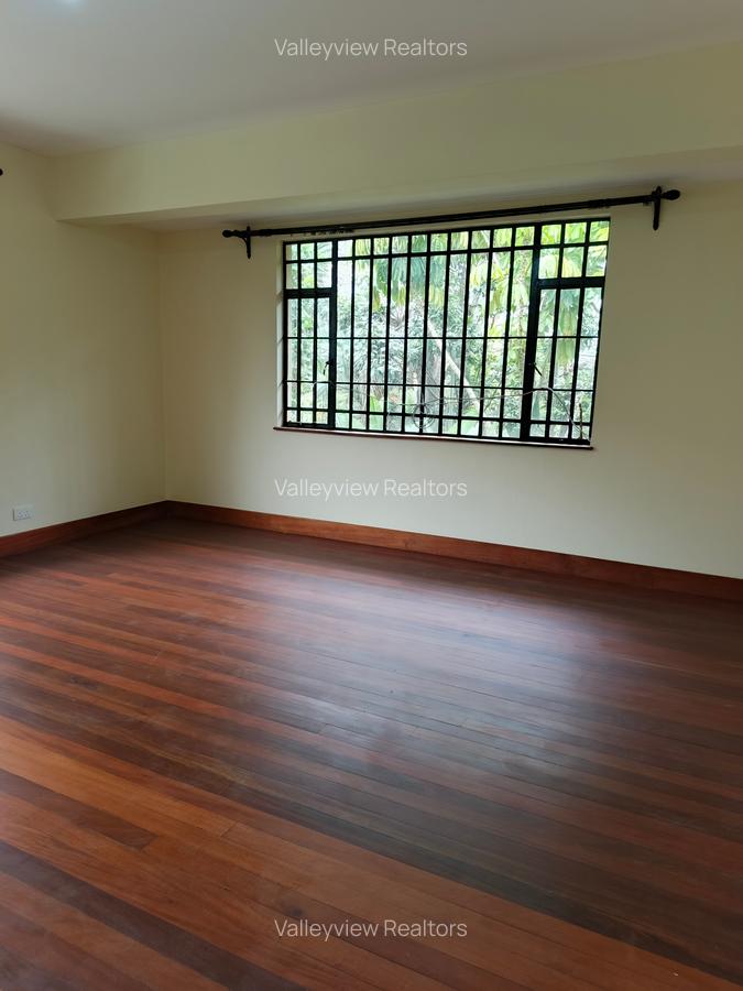 5 Bed Townhouse with En Suite at Lavington - 12