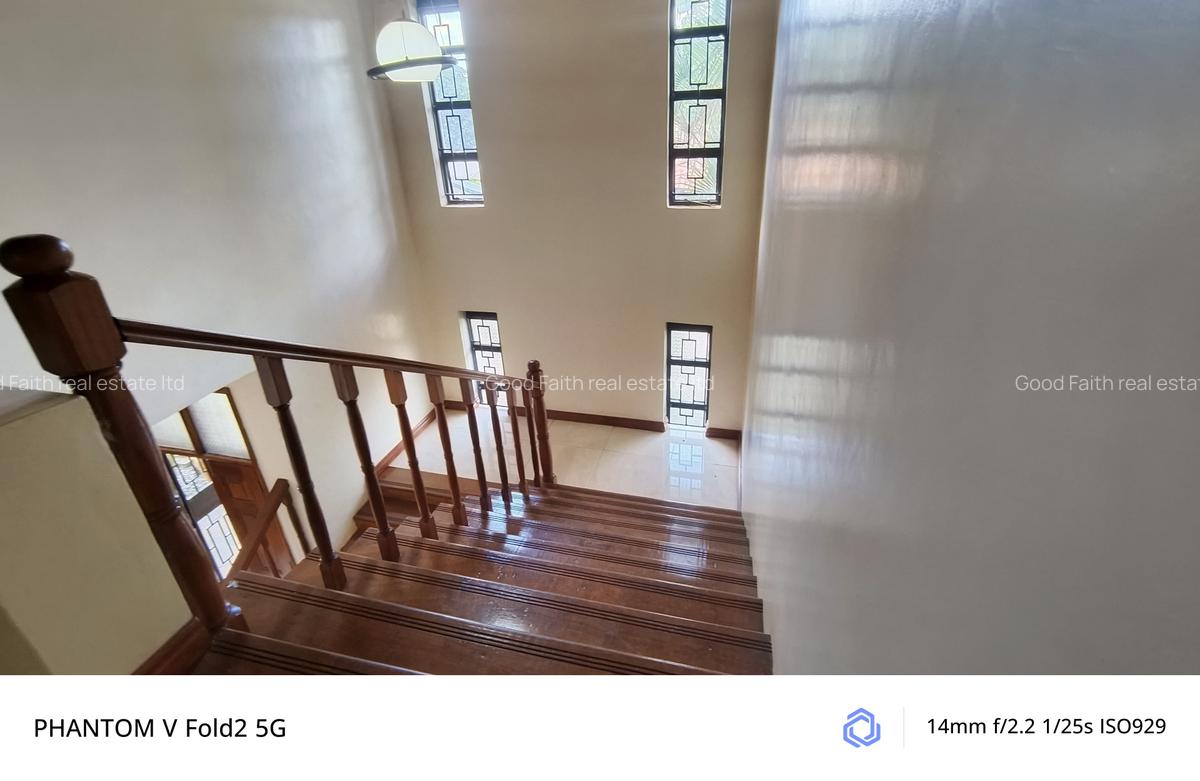 5 Bed House with En Suite in Runda - 10