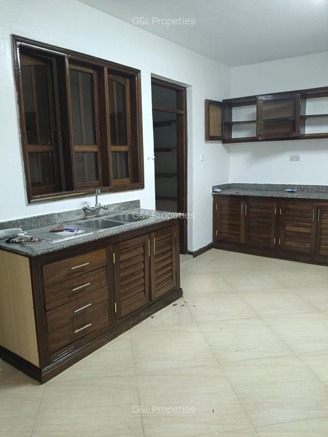 4 Bed Apartment with En Suite at Links Road - 19